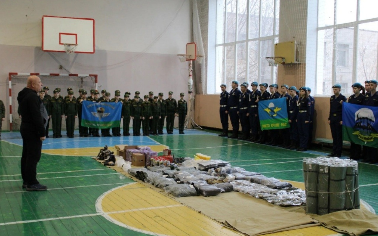 Под Волгоградом юные патриоты пакуют посылки старшим товарищам